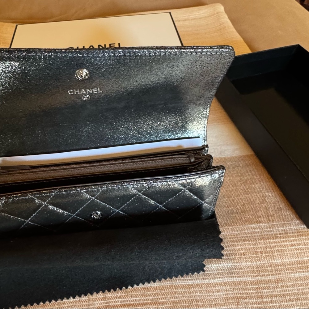 CHANEL Silver Quilted Wallet - Picture 5 of 15